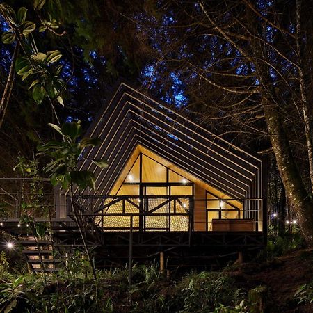 Отель Oculto Refugio De Bosque Энвигадо Экстерьер фото